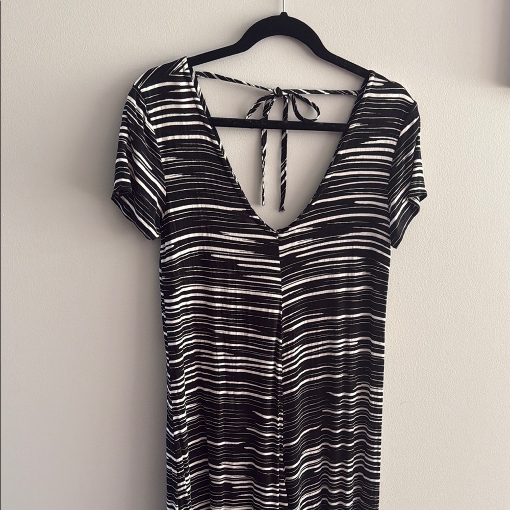 Ava Sky Flattering Black and White Jumper